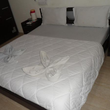 Hotel Rajdeep Inn Ahmedabad Esterno foto