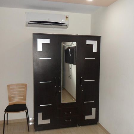 Hotel Rajdeep Inn Ahmedabad Esterno foto