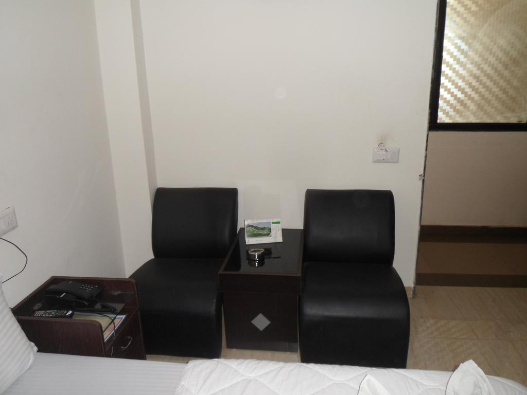 Hotel Rajdeep Inn Ahmedabad Esterno foto
