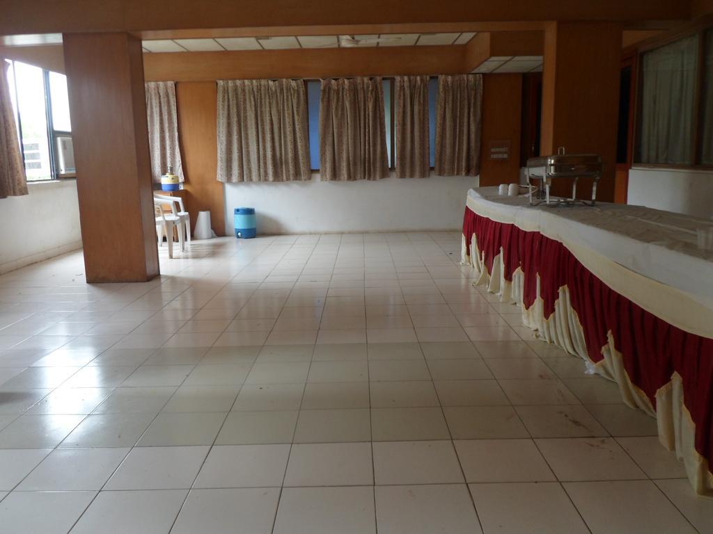 Hotel Rajdeep Inn Ahmedabad Esterno foto