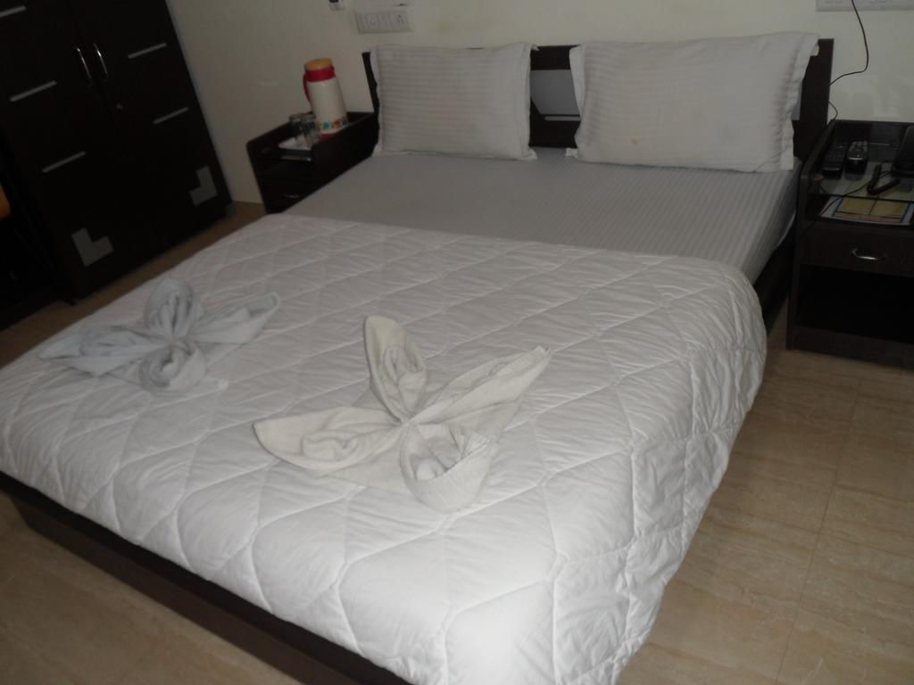 Hotel Rajdeep Inn Ahmedabad Esterno foto