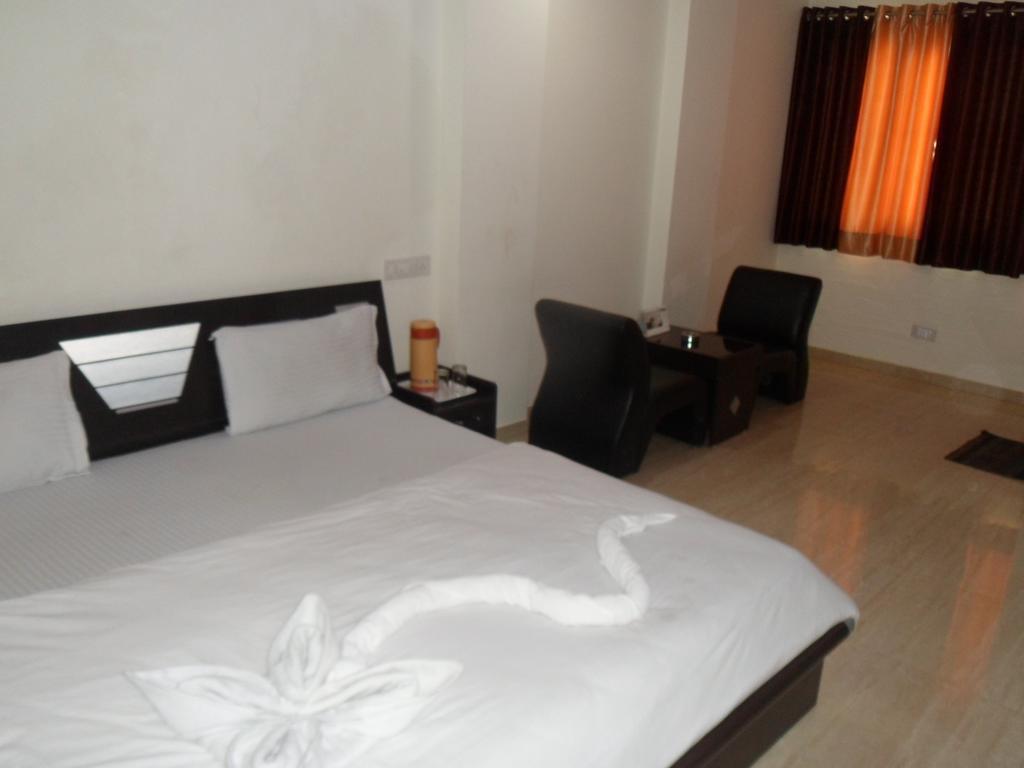 Hotel Rajdeep Inn Ahmedabad Esterno foto