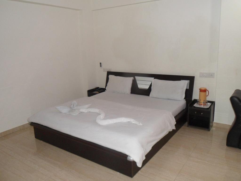 Hotel Rajdeep Inn Ahmedabad Esterno foto