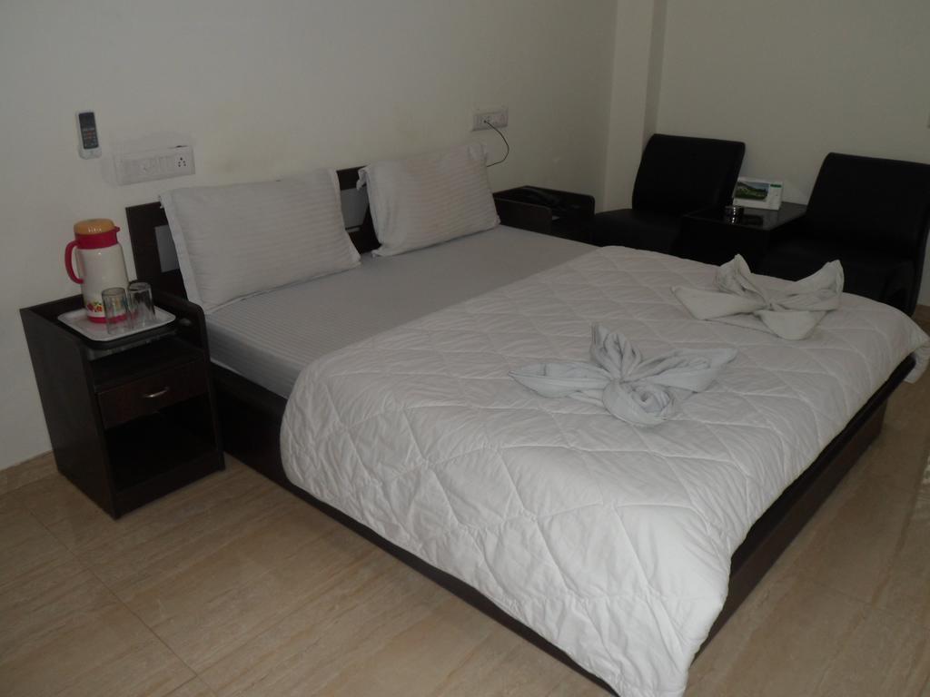 Hotel Rajdeep Inn Ahmedabad Esterno foto