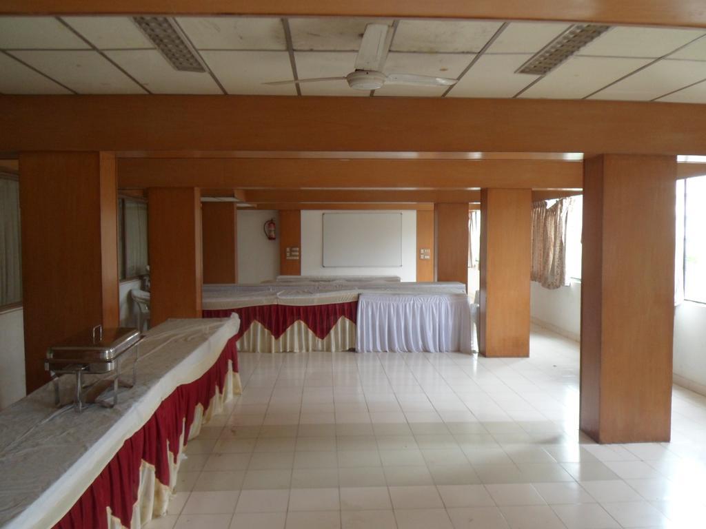 Hotel Rajdeep Inn Ahmedabad Esterno foto