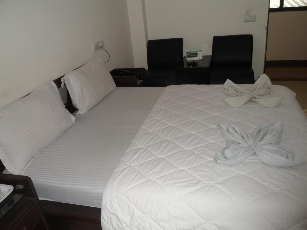 Hotel Rajdeep Inn Ahmedabad Esterno foto