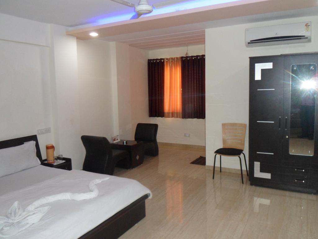 Hotel Rajdeep Inn Ahmedabad Esterno foto