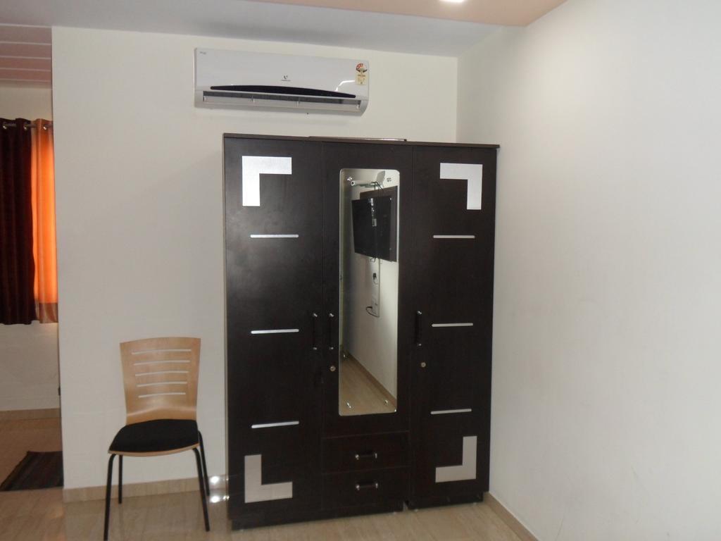Hotel Rajdeep Inn Ahmedabad Esterno foto