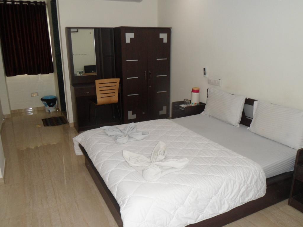 Hotel Rajdeep Inn Ahmedabad Esterno foto
