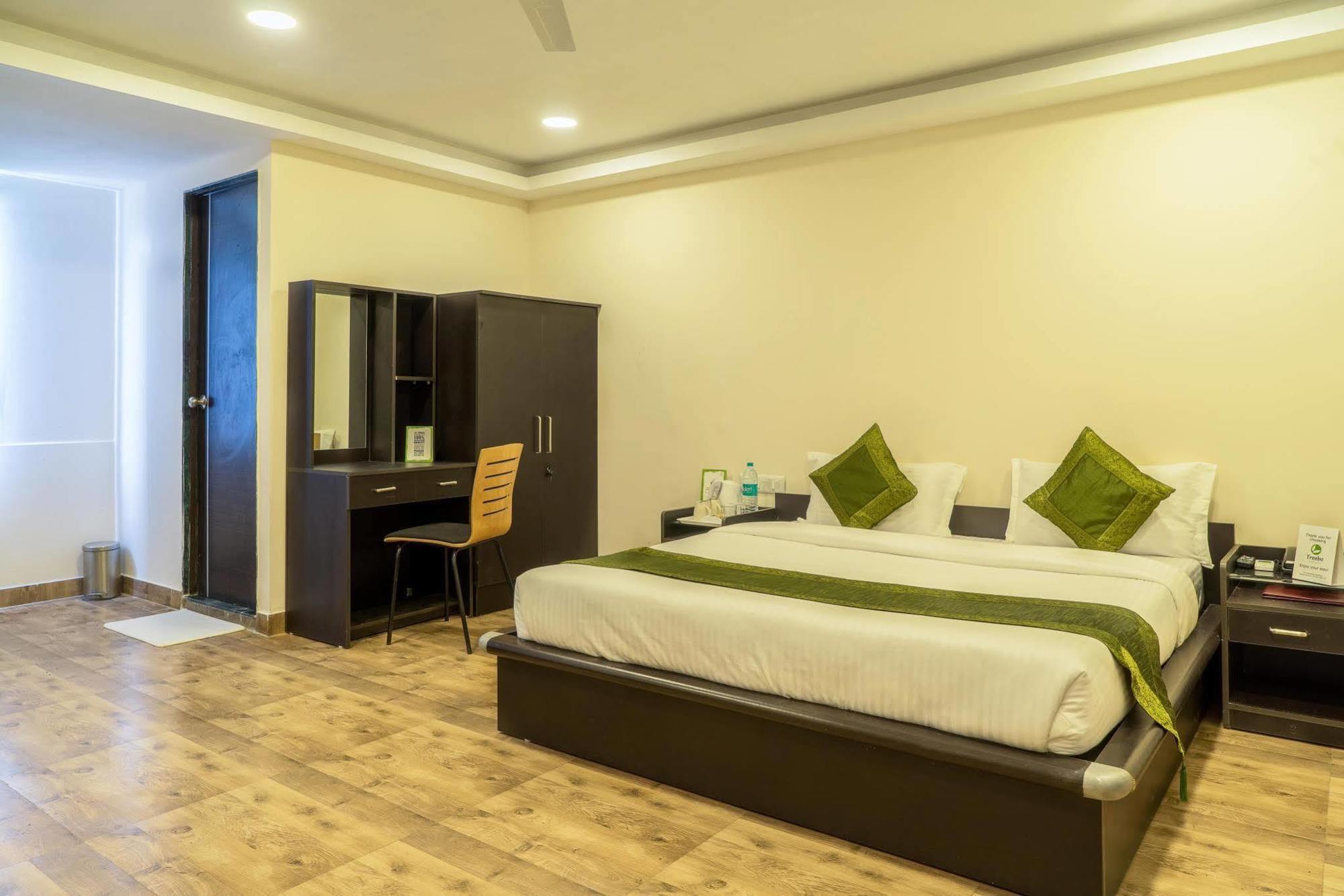 Hotel Rajdeep Inn Ahmedabad Esterno foto