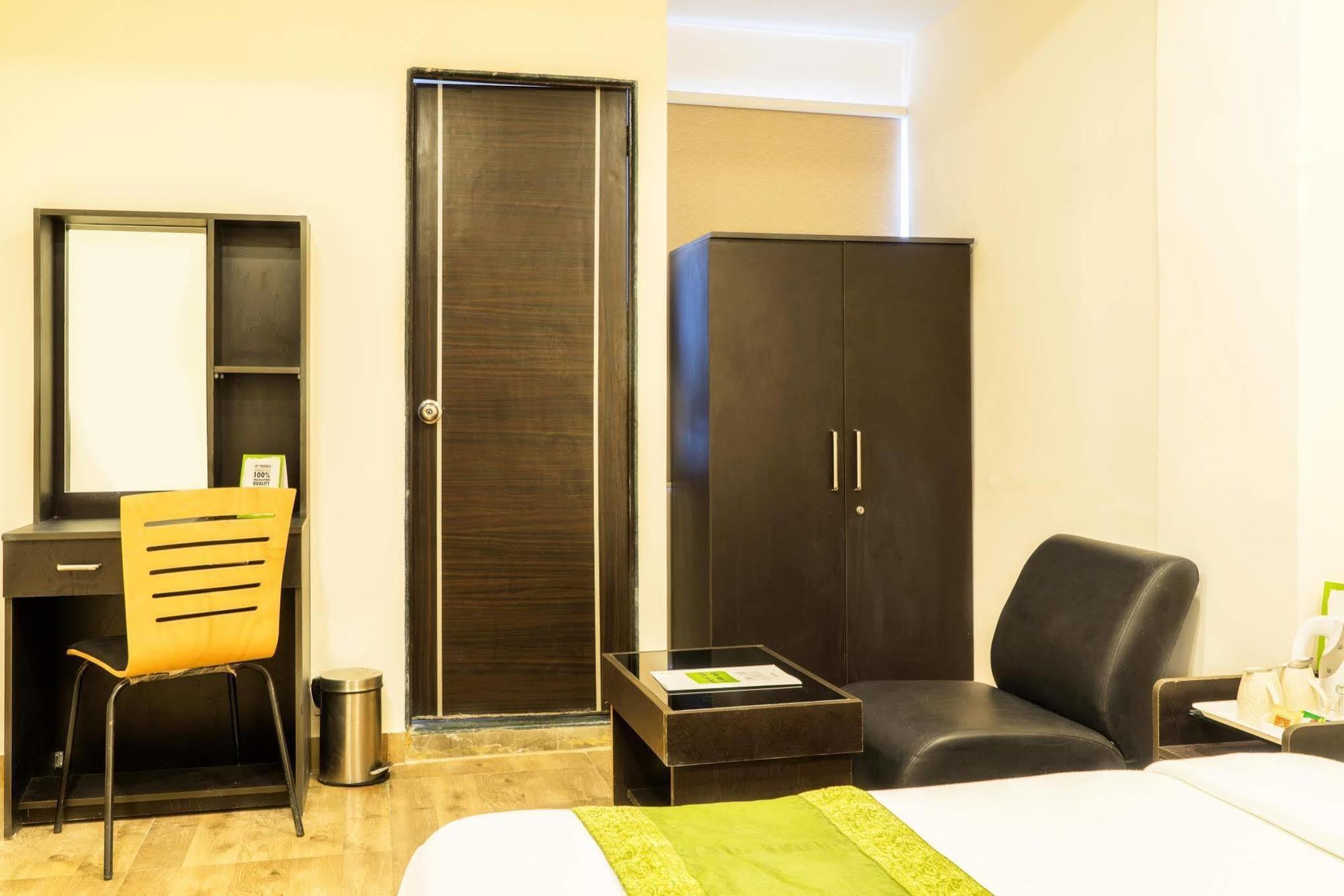 Hotel Rajdeep Inn Ahmedabad Esterno foto